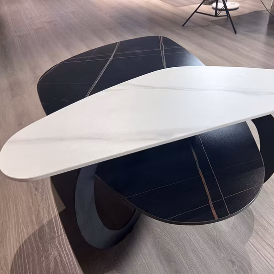 Italienisch importierter Teetisch aus gesintertem Stein, schlichtes Design, schwarz geschliffener Kohlenstoffstahl, speziell geformter Wohnzimmer-Couchtisch